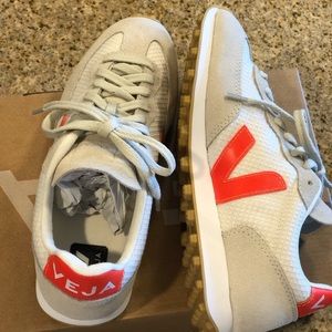 Brand new Veja sneakers! SIZE 7